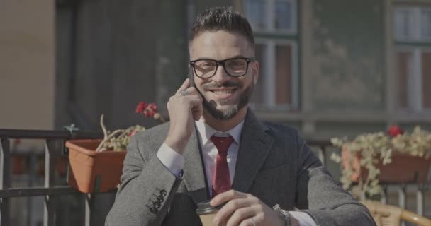 Sentado Bonito Empresário Sorrindo Torcendo Bebendo Café Falando Telefone — Vídeo de Stock