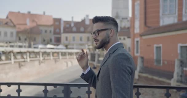 Boční Pohled Pohledného Podnikatele Jak Kráčí Aranžuje Brýle Rozhlíží — Stock video