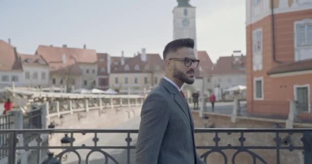 Zijaanzicht Van Elegante Man Pak Lange Jas Wandelen Een Middeleeuwse — Stockvideo