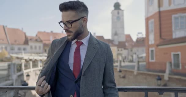 Elegancki Młody Biznesmen Garniturze Długim Płaszczem Teczką Spoglądający Bok Mocowanie — Wideo stockowe