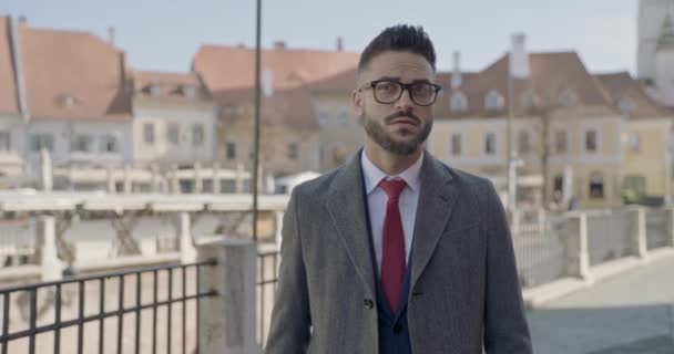 Młody Biznesmen Patrząc Boku Bok Odwracając Się Nosząc Okulary — Wideo stockowe