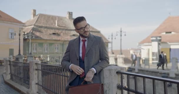 Unshaved Guy Suit Looking Side Adjusting Tie Holding Suitcase Smiling — Stock Video