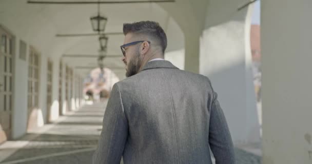 트란실바니아의 시비우에서 외투를 입고걸어 바라보고 남자의 뒷모습 — 비디오