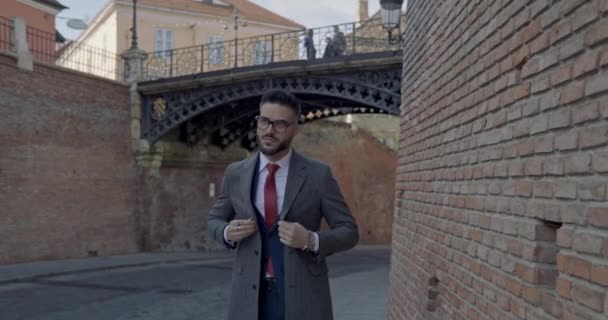 Modemodel Das Seinen Mantel Schließt Brille Trägt Nach Außen Schaut — Stockvideo
