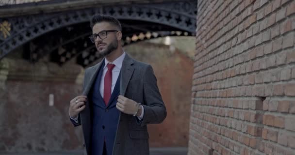 Sexy Elegant Businessman Suit Looking Side Buttoning Long Coat Confidently — Stock Video