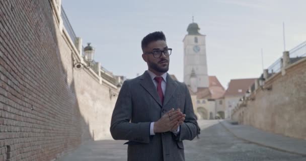 Sebevědomý Mladý Muž Obleku Dlouhým Kabátem Tření Dlaně Dotek Prsty — Stock video