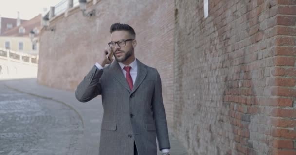 Genç Yakışıklı Adamı Telefonda Konuşuyor Elinde Bir Evrak Çantası Gözlük — Stok video