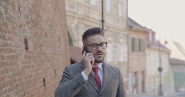 Ελκυστικός Επιχειρηματίας Κομψό Κοστούμι Μιλώντας Στο Τηλέφωνο Έχοντας Μια Συνομιλία — Αρχείο Βίντεο