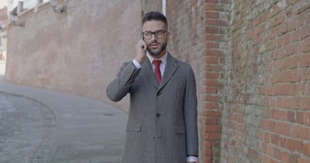 Pohledný Elegantní Muž Obleku Dlouhým Kabátem Aktovkou Mluví Telefonu Dívá — Stock video