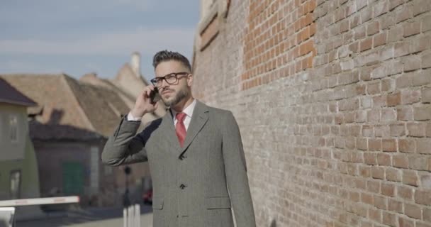 Vonzó Üzletember Veszi Fel Telefont Hogy Egy Beszélgetés Érzés Elégedett — Stock videók