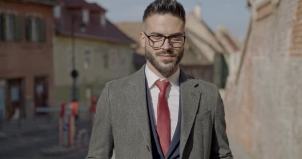 Brodaty Elegancki Mężczyzna Garniturze Zapinanie Zamykanie Długi Płaszcz Patrząc Bok — Wideo stockowe