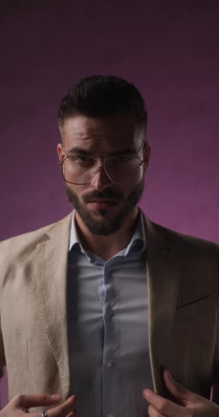 Sexy Geschäftsmann Schließt Seine Jacke Verschränkt Die Arme Und Schüttelt — Stockvideo