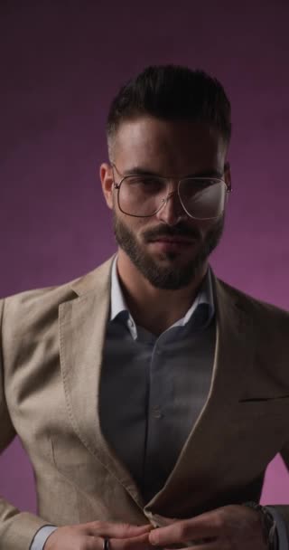 Modeunternehmer Schließt Seine Jacke Trägt Eine Brille Verschränkt Die Arme — Stockvideo
