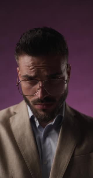 Gözlük Takan Kameraya Bakan Seksi Bir Adamına Yaklaş — Stok video