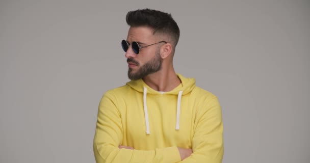 Hombre Barbudo Fresco Con Gafas Sol Retro Con Capucha Amarilla — Vídeos de Stock