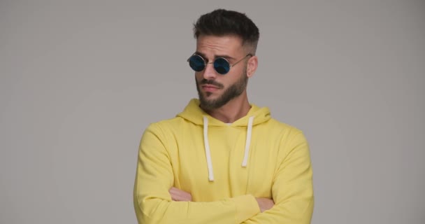 Sexy Joven Casual Chico Amarillo Sudadera Con Capucha Mirando Lado — Vídeos de Stock