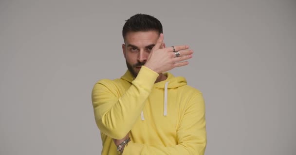 Sexy Barbudo Homem Amarelo Sweatshirt Jogar Esconder Procurar Com Mão — Vídeo de Stock
