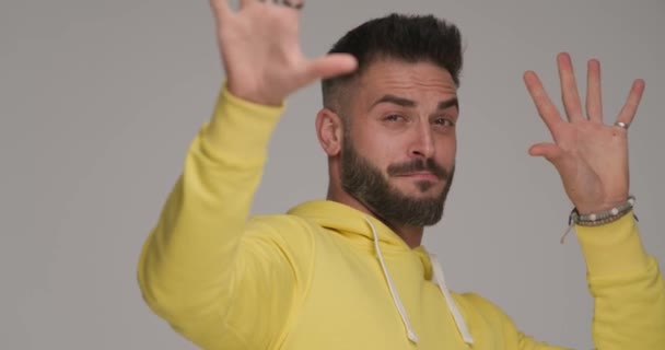 Nieogolony Facet Żółtej Bluzie Dobrze Się Bawiący Wykonujący Gest Dłoni — Wideo stockowe