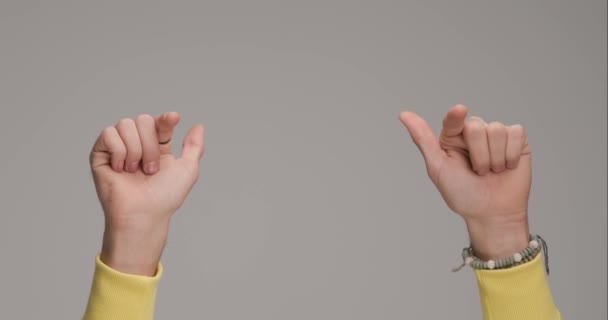 Руки Парня Делающие Большие Пальцы Указывающие Пальцами Делающие Жесты Мира — стоковое видео