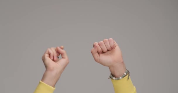 Jonge Man Handen Met Ringen Armbanden Genummerd Van Een Tot — Stockvideo