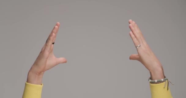 Mãos Cara Com Pulseiras Fazendo Gesto Coração Mostrando Romance Frente — Vídeo de Stock