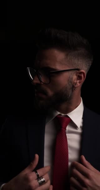 Hombre Barbudo Sexy Traje Elegante Ajuste Traje Corbata Sonriendo Con — Vídeo de stock