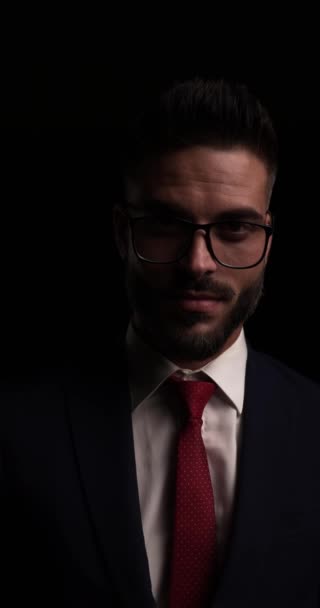 Zblízka Atraktivní Obchodník Vousy Brýlemi Zapínání Elegantní Oblek Sebevědomě Usmívá — Stock video