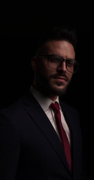 Atraktivní Elegantní Chlap Obleku Nosí Brýle Dívá Stranu Ukazuje Prsty — Stock video
