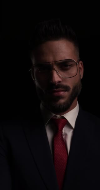 Tajemniczy Młody Facet Garniturze Dopasowuje Krawat Nosi Metalowe Okulary Ramowe — Wideo stockowe
