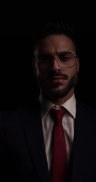 Mysteriöser Geschäftsmann Mit Metallrahmen Brille Knopf Und Verschluss Anzug Blick — Stockvideo