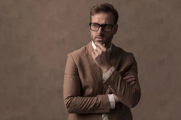 Sexy Businessman Folding His Arms Scratching His Chin Wearing Eyeglasses — Stockfoto