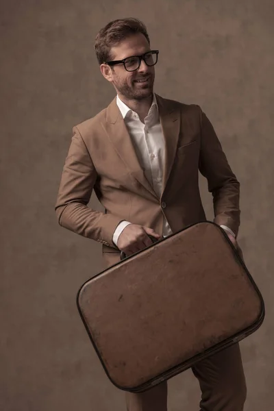 Sexy Businessman Wearing Eyeglasses Holding Briefcase Looking Away Fashion Pose — Zdjęcie stockowe