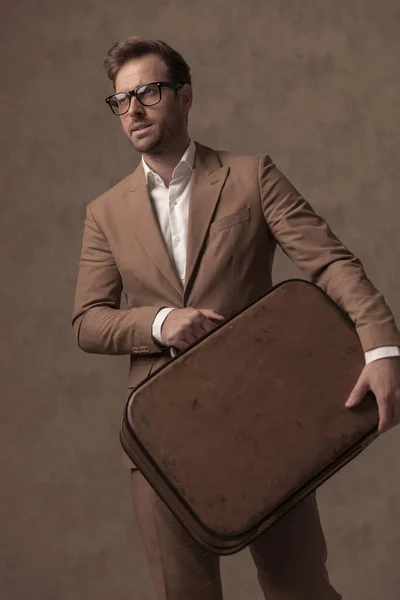 Sexy Businessman Posing His Briefcase Hands Wearing Eyeglasses Suit Fashion — Fotografia de Stock