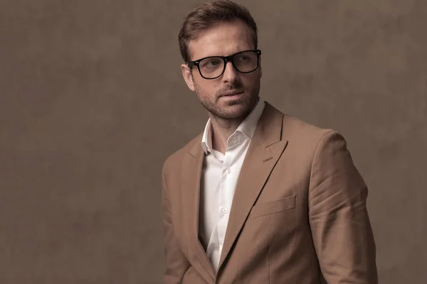 Cool Businessman Wearing Eyeglasses Suit Looking Away Fashion Pose — Photo