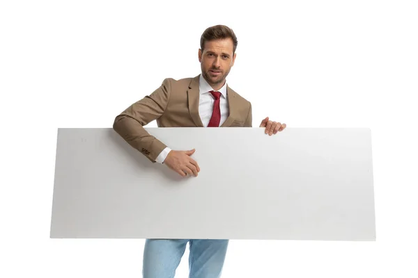Atractivo Hombre Negocios Mostrando Tablero Blanco Cámara Con Entusiasmo Contra — Foto de Stock