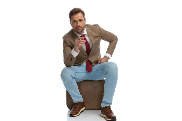 Atractivo Hombre Negocios Sentado Una Silla Apoyando Mano Regazo Posando — Foto de Stock