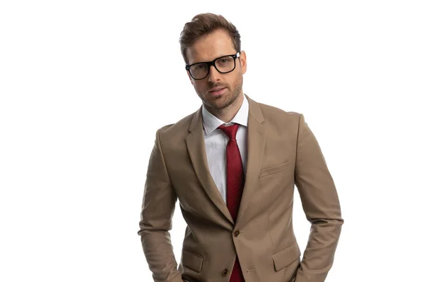 Cool Smart Casual Man Posing His Nice Suit Wearing Eyeglasses — Stockfoto