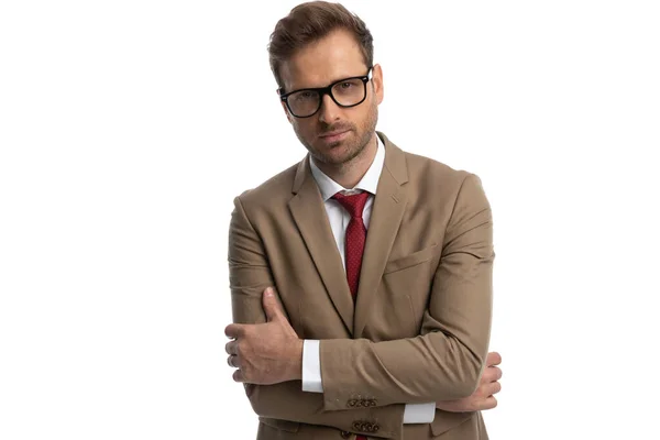 Sexy Fashion Model Crossing His Arms Wearing Eyeglasses Looking Camera — Foto Stock