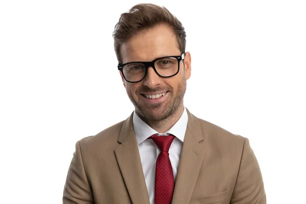 Ευτυχισμένος Επιχειρηματίας Ένα Μεγάλο Χαμόγελο Στο Πρόσωπό Του Φοράει Γυαλιά — Φωτογραφία Αρχείου