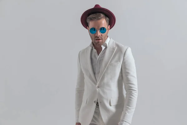 Sexy Young Businessman Wearing Burgundy Hat Sunglasses Posing Gray Background — Stock fotografie