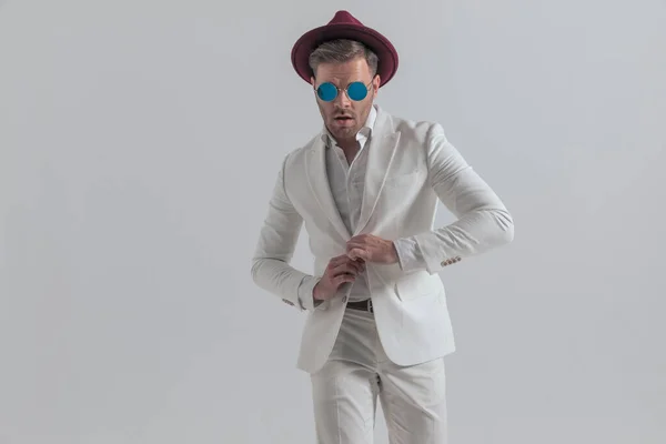 Sexy Hombre Negocios Abriendo Chaqueta Con Gafas Sol Sombrero Color — Foto de Stock