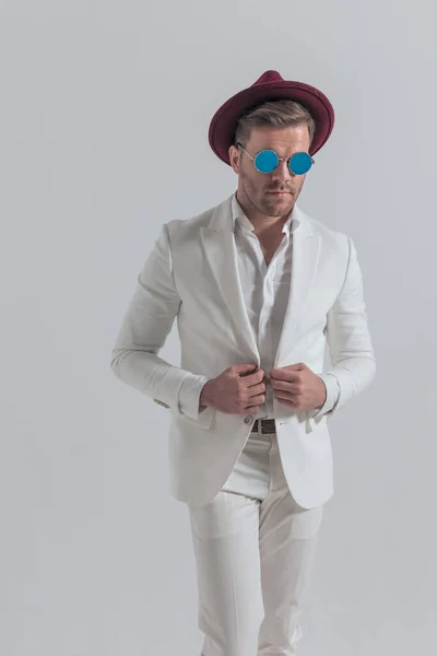 Cool Fashion Model Fixing His Jacket Wearing Hat Sunglasses Gray — Stockfoto