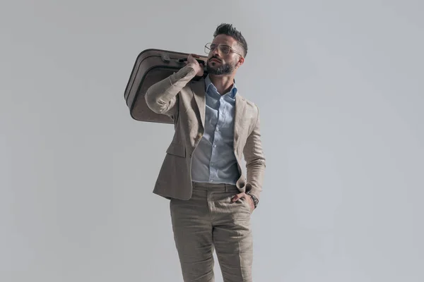 Handsome Unshaved Man Holding Suitcase Shoulder Looking Away Holding Hand — Stockfoto