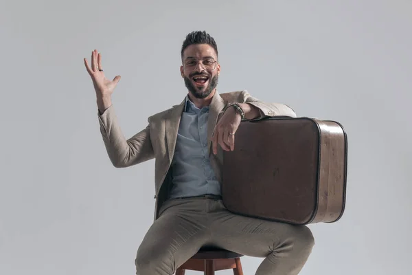 Enthusiastic Bearded Man Holding Briefcase Thigh Having Fun Laughing Making — Stok fotoğraf