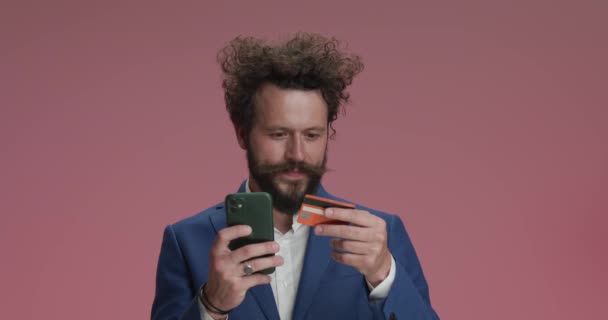 Attractive Businessman Suit Beard Holding Telephone Reading Credit Card Number — Vídeo de Stock