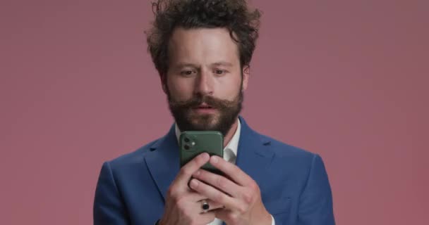 Handsome Unshaved Businessman Suit Holding Telephone Waiting Crazy Manner Text — Vídeo de Stock