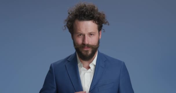 Confident Bearded Man Adjusting Arranging Suit Shirt Cool Manner Being — Vídeo de Stock