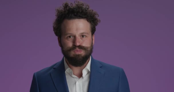 Shocked Bearded Man Suit Curly Hair Opening Mouth Being Surprised — Stock Video