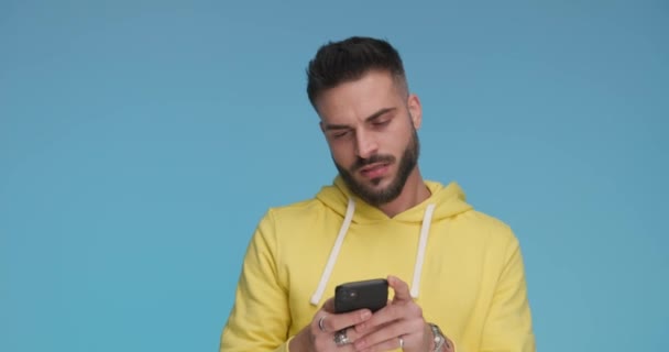 Sexy Casual Man Texting His Phone Laughing Pointing His Phone — Stockvideo