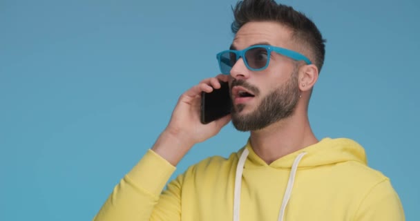 Attractive Casual Man Wearing Blue Sunglasses Talking Phone Slapping His — Vídeo de Stock